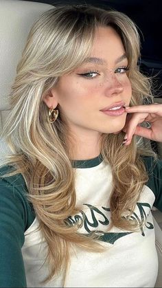 50 of the Best Medium Hairstyles for Women (Gallery + Videos Included) | 50 Stunning & Pretty Medium-Length Hairstyles for Women Layer Hair Cuts For Women, Haircut Medium, Haircuts For Long Hair With Layers, Butterfly Cut, Layered Haircuts For Medium Hair, Drawing Models