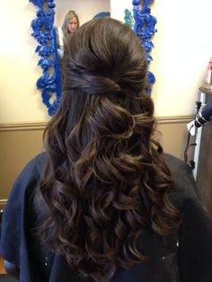 curly half up wedding hairstyles Curled Wedding Hair, Curly Hair Half Up Half Down, Half Up Curls, Wedding Hair Brunette, Wedding Makeup For Brunettes, Rambut Brunette, Curly Wedding Hair, Wedding Hairstyles Half Up Half Down