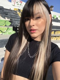 Black Two Tone Hair, Hair Bleach Ideas For Brunettes, Half N Half Hair, Brown And Blonde Hair With Bangs, Natural Color Blocking Hair, Half Blonde Bangs Dark Hair, Black Hair With Blonde Underneath Bangs, Dark Hair Money Piece Bangs, Blonde And Black Hair Bangs