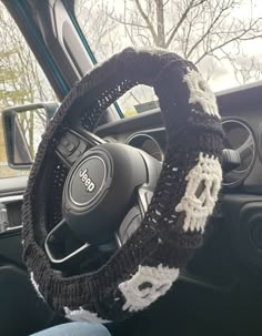 the steering wheel cover is knitted in black and white