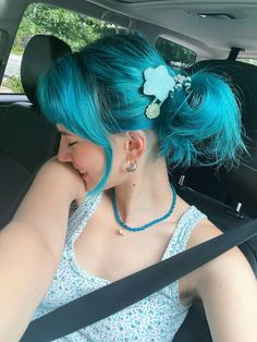 blue hair with shells and stars Aquamarine Blue Hair, Hair With Shells, Greenish Blue Hair, Cyan Hair, Aqua Blue Hair, Extreme Hair Colors, Weird Haircuts, Hair 2025, Cyanide And Happiness