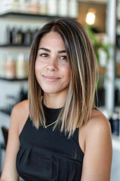 | Latest-Hairstyles.com Clavicle Length Hair Straight, Short Mom Hair, Mid Length Haircut For Thick Hair, Cuts For Thick Hair, Mid Length Haircut, Medium Hairstyle, Frankie Sandford, Haircut 2024, Thick Hair Cuts