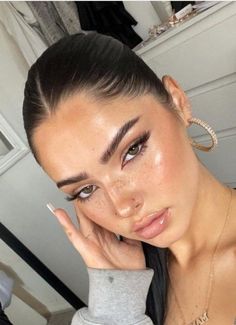 White Bottom Eyeliner Makeup, Natural Makeup Looks Pictures, Natural Glam Makeup Brown Eyes Prom, Prom Glowy Makeup, Makeup For Upside Down Triangle, Lash Extensions Makeup Look, Glowy Clean Girl Makeup, Clean Girl Prom Makeup, Natural Clean Girl Makeup