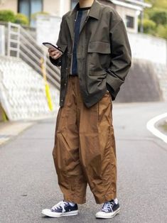 Japanese Streetwear Mens, Japanese Mens Fashion, Outfit Oversize, 일본 패션, Minimal Street Style, Japanese Streetwear, Sense Of Place, Japanese Street Fashion, Men Fashion Casual Outfits