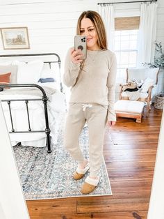 Postpartum Outfits Winter, Lounge At Home, Postpartum Outfits, Outfits 2023, Outfits Winter, Mom Style, Well Dressed