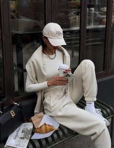 Preppy Casual Outfits, Scandinavia Summer, Nb 530, Beige Sweatpants, Casual Dinner Outfit Summer, Going Out Outfits Casual, Beige Cap, Dinner Outfit Fall, Chica Chola