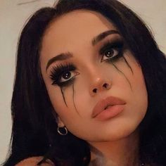 Pretty Witch Costume Makeup, Dark Feminine Costume, Dark Witch Halloween Makeup, Simple Witch Outfit, Simple Witch Makeup Halloween, Witch Makeup Aesthetic, Witch Costumes Makeup, Halloween Costumes Witch Makeup, Witch Makeup Ideas Pretty