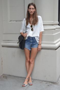 Denim in Paris - it's the uniform Street Style Summer Casual, Gala Gonzalez, Looks Street Style, Street Style Summer, Denim Cutoffs, Summer Style Casual, Street Styles