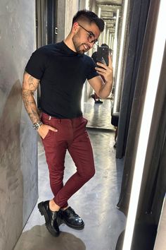 Sabemos que sempre bate aquela dúvida na hora de montar o look… 🤨 Cores, combinações, caimentos, são tantas opções que você acaba se confundindo… Devido ao sucesso desse tipo de conteúdo, iremos trazer cada vez mais inspirações para ajudá-los no dia a dia e em ocasiões mais formais! 🫡♥️ Casual Menswear, Fashion Suits, Stylish Mens Outfits, Red Outfit, Mens Fashion Casual, Smart Casual, Photo Ideas, Outfit Inspirations