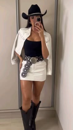 Western White Outfit, Look Expo, Looks Cowgirl, Fuerza Regida Concert Outfit, Look Cowgirl, Traje Cowgirl, Country Chic Outfits, Outfit Botas