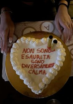 a heart shaped cake with the words non sonc esaurta so no divertimes calma written on it