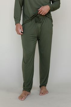 Say hello to the best sleep of your life with our Stretch-Knit Long Sleeve Bamboo Pajama Set, crafted from viscose from bamboo. These pajamas are ideal for year-round comfort with our breathable, temperature-regulating fabric. The set features a thick drawstring elastic waistband for all-day comfort and functional side pockets. Pajamas Cozy, Men's Pajamas, Silk Comforter, Sleep More, Luxury Sleepwear, Mens Pajama Pants, Classic Pajamas, Bamboo Pajamas, Best Pajamas