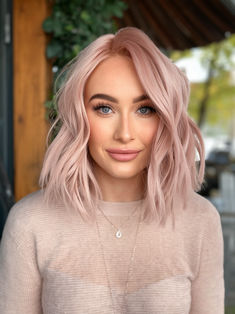 The pastel pink wavy lob (long bob) is a chic and modern hairstyle that combines effortless waves with a fresh pop of color. This shoulder-length cut adds movement and volume to the hair, making it ideal for those with medium length locks. It works well with oval or round face shapes and enhances the appearance of hazel or brown eyes. Whether for a casual day or a more formal event, this style adds a touch of softness and sophistication to any look. Pale Pink And Blonde Hair, Pale Pink Short Hair, Pink Highlighted Hair, Blush Hair Color, Pink Hair Bob, Long Blonde Bob