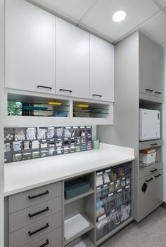 📸 credit: https://www.clearyphoto.net/ Med Room Organization, Dental Practice Design Interiors, Dental Office Organization Ideas, Dental Organization, Dental Supply Organization, Dental Office Interior Design, Dental Cabinets, Dentist Career, Dental Clinic Interior