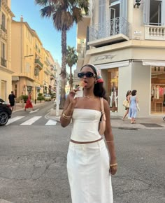 cannes south of france white outfit inspo Europe Airport Outfit, Milan Summer Fashion, Europe Clubbing Outfit, Spain Outfit, European Fashion Summer, Italian Summer Outfits, France Outfits, Spain Trip