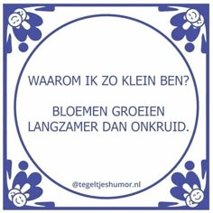 a blue and white frame with the words, waarom i zo klein ben?