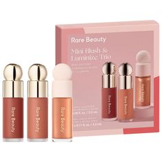 The Rare Beauty Mini Blush Trio is a beautifully curated set that features three vibrant, long-lasting blush shades designed to bring a natural flush to your cheeks. Each blush is lightweight and blendable, allowing for easy application and buildable coverage. The trio includes a mix of matte and dewy finishes, making it perfect for any look—from a subtle day-to-day glow to a bold evening statement. Packaged in a compact size, it’s ideal for on-the-go touch-ups and travel. With its skin-loving ingredients, this trio not only enhances your complexion but also leaves your skin feeling fresh and radiant. Perfect for makeup enthusiasts and beginners alike! Rare Beauty Mini, Trucco Glam, Positive Light Liquid Luminizer, Perfume Clean, Liquid Luminizer, Soft Pinch Liquid Blush, College Girl Gifts, Makeup Gift Sets, Liquid Blush