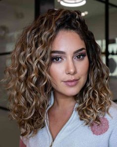 Curly Med Hairstyles, Party Hair Mid Length, Best Highlights For Curly Brown Hair, Trendy Medium Length Haircuts Curly, Hairstyles Curly Medium Length, Wavy Curl Haircut, Curly Hair Midlength, Medium Length Hair For Curly Thick Hair, Curly Hairstyles Balayage