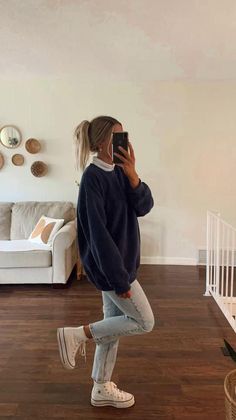 comfy outfit, casual outfit, spring outfit, light wash jeans, platform converse, white high tops, easy outfit, school outfit, trendy outfit, claw clip, easy outfit idea, casual outfit ode Winter Mode Outfits, Converse Outfits, Looks Pinterest, Pastel Outfit, Cold Outfits, Mode Boho, Outfits With Converse, School Looks