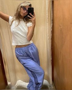 Crème Pants Outfit, Baggy Workout Outfits, Class Outfits College, Track Pants Outfits, Trendy Wishlist, Class Outfit College, Aesthetic Athleisure, Track Pants Outfit, Class Outfits