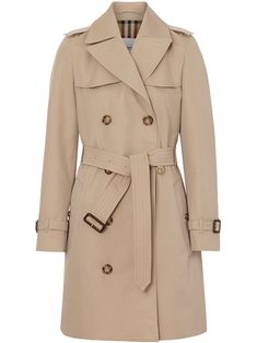 Beige cotton The Short Islington trench coat from BURBERRY featuring straight-point collar, front button fastening, long sleeves, two side slit pockets, double-breasted button fastening and belted waist. Luxury Haul, Trent Coat, Elegant Fashion Style, Brown Trench Coat, Short Trench Coat, Beige Trench Coat, Burberry Outfit, Burberry Coat, Burberry Trench