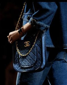 Coco Chanel Style, Runway Bags, Chanel Details, Chanel Top, Classic Purse, Tweed Jackets, Handbag Hardware, Bags 2024, Bags Trendy