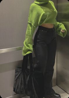 Black Woman Clothes Aesthetic, Edgy Chic Aesthetic, Green Black Outfit, Green And Black Outfits, Black And Green Outfit, Warm Winter Outfit, Perfect Winter Outfit, Cool Streetwear, Streetwear Outfit Ideas