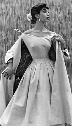 Fashion 1950s                                                                                                                                                                                 More 1950 Fashion, Vintage Fashion 1950s, Fifties Fashion, Look Retro, Fashion 1950s, Vintage Couture, 50s Dresses, Moda Vintage, Look Vintage