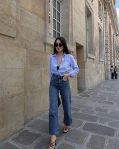 11 Chic Outfits With Mom Jeans | Le Chic Street Blue Jeans Outfit Summer, Outfits With Mom Jeans, Tube Top And Jeans, Blue Denim Jeans Outfit, Mom Jeans Outfit Winter, Style Mom Jeans, Corporate Outfit, Mom Jeans Outfit Summer, White Tee Jeans