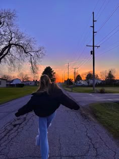 sunset sunrise hot girl outfit summer spring vibes aesthetic outfit inspo instagram insta gram inspiration photos jeans park neighborhood street pics Rainy Pics Instagram, Sunset Insta Pic Ideas, Perfect Instagram Pictures, Jeans Pics Ideas, Girl Aesthetic Photoshooting, Neighborhood Walk Aesthetic, Outside Girl Aesthetic, Girl Photoshooting Aesthetic, Sunset Instagram Pictures Field