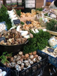 mushrooms and other vegetables in baskets with the words how to spend a touristy day in london