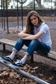 Outfits con los que puedes usar sin miedo unos Vans old skool Cute Tomboy Outfits, Tomboy Stil, Carla Gugino, Cooler Style, Taylor Kitsch, Foto Poses, Tomboy Outfits, Tomboy Fashion, Jeans Boyfriend