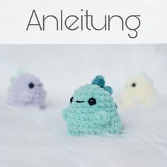 three small crocheted animals sitting on top of a white bed with text overlay that reads, anleiung