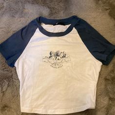 90’s Shirts, Mini Tee Outfit, Graphic Y2k Tees, White Graphic Tee Outfit, Diy Baby Tee, Baby Tees Outfit, Y2k Baby Tee Outfit, Baby Tees Aesthetic, Baby Tee Ideas