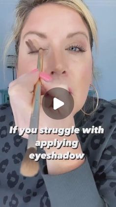 Eye Shadow Stencils, Easy Work Eyeshadow, Diy Pink Eyeshadow, Eye Makeup For Light Skin, Easy Make Up Hacks, Eyeshadow Over 50 Hooded Eyes, Black Sparkle Eyeshadow, Simply Eyeshadow Looks, Easiest Eyeshadow Looks