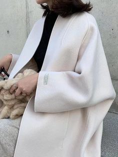 Street Fashion New York, Girlfriend Clothes, Build Wardrobe, Chic Haircut, Fashion New York, Chic Outerwear, Modern Street Style, Long Overcoat, Elegant Coats