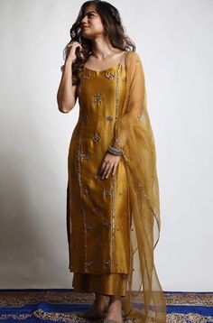 Lehanga Idea, Salwars Design, Haldi Dresses, Silk Kurtis, Kurtis Design, Stylish Kurtis, Ethnic Dresses, Clothing Wishlist, Long Kurta