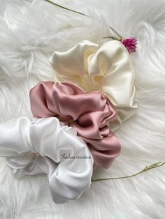 🌸 Our mulberry silk scrunchies are the perfect choice for hair looking for softness and shine. Made from OEKO-tex standard 100 certified 19 Momme natural mulberry silk, it is soft and lightweight so it won't damage your hair. 🌸 It ensures perfect hold of your hairstyle throughout the day, while protecting it against frizz and breakage. 🌸 Handmade with love and care 🌸Dimension size 10 cm equal to 10cm in diameter size 12cm equal to 12 cm in diameter ✔️ Fast and careful shipping. Silk Scrunchies, Silk Hair, Natural Silk, Mulberry Silk, Hair Brush, Hair Looks, Hair Ties, Scrunchies, Hair Hair