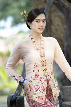 Payet Dada, Payet Leher, Payet Kebaya, Indonesian Kebaya, Baba Nyonya, Indian Wedding Clothes For Men, Batik Clothing, Kebaya Brokat