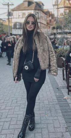 Black Long Boots Outfit, Semi Casual Outfit, Winter Outfits Cold, Ushuaia, Fashion Mistakes, Mom Outfits