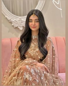 Noor Zafar Khan Bridal Shoot, Noor Zafar Khan Saree, Noor Zafar Khan Dresses, Aesthetic Pakistani Dresses, Short Hair Wedding Ideas, Long Hair Bridal Hairstyles, Noor Zafar Khan, Hair Tikka, Hair Wedding Ideas