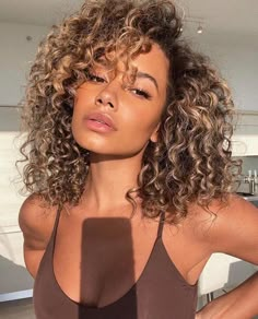 Curly Hair Color Ideas, Curly Hair Color, Curly Hair Trends, Bombshell Hair, Highlights Curly Hair, Jesse Lee, Curly Hair Photos