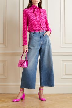 Valentino Garavani's jeans have been made in Italy from sturdy denim in a high-rise, wide-leg shape. They're faded and whiskered for a lived-in look and have a subtle chain embellishment on the back pockets - look closely and you'll see the house's 'VLOGO' between the links. The cropped length is perfect for showing off your favorite shoes. Valentino Jeans, Wide Leg Jeans Outfit, Style Désinvolte Chic, Valentino Clothing, Design Moda, Cropped Wide Leg Jeans, Jeans Outfit, Work Casual