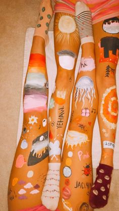 Summer Leg Painting Ideas, Bff Halloween Costumes, Friend Painting, Sidewalk Chalk Art