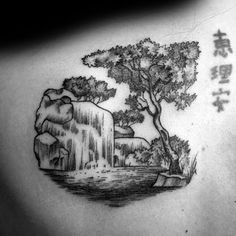 the back of a woman's shoulder with a waterfall and trees on it, in chinese