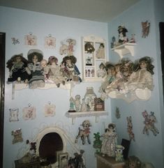 Arte Grunge, Instagram Wallpaper, Creepy Dolls, Doll Stuff, Doll Parts, Creepy Cute, Room Aesthetic, Safe Space