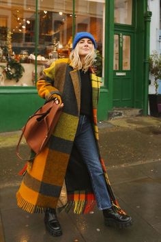 amazing plaid coat in yellow green and orange pattern, blue beanie hat and a plaid coat in yellow orange and olive green colors, #plaidcoat #plaid #beaniehat #bluehat Simpul Dasi, Street Styl, Walking Down The Street, Mode Hippie, Plaid Coat, Looks Street Style, Weekend Outfit, Mode Inspo, 가을 패션