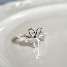 size: US6 material: sterling silver adjustable for up to 2 ring sizes #silver #handmade #rings #stack #waterproof Big Daisy, Rings Stack, Silver Flower Ring, Daisy Ring, Handmade Rings, Sterling Silver Flowers, Ring Sizes, Trendy Accessories, Flower Ring