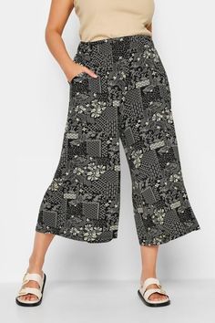 Shop YOURS Curve Black Leaf Print Midaxi Culottes at Yours Clothing. Discover women’s plus size clothing in sizes 10-36 with fast delivery. Plus Size Culottes, Black Leaves, Fancy Dress For Kids, Next Fashion, Blue Leaves, Fashion Fits, Cropped Trousers, Mens Sweatshirts Hoodie, Leaf Print