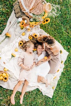 Family Flower Photoshoot, Summer Sessions Photography, Summer Minis Photography, Picnic Mini Session Ideas, Mothers Day Photo Shoot Ideas Outdoors, Mom And Me Picnic Photoshoot, Mothers Day Picnic Photoshoot, Outdoor Mothers Day Photoshoot, Mommy And Me Picnic Photo Shoot